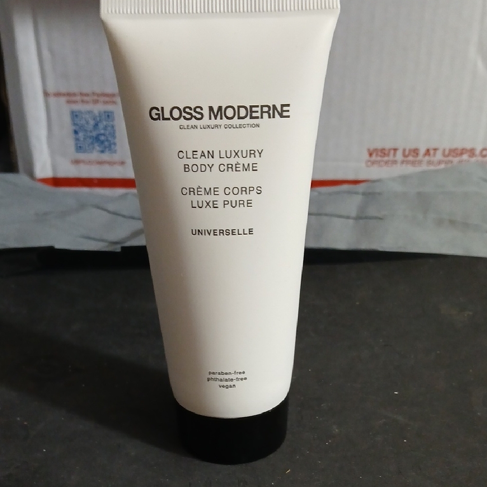 Gloss Moderne Clean Luxury Body Crème Universelle NWOB Sealed